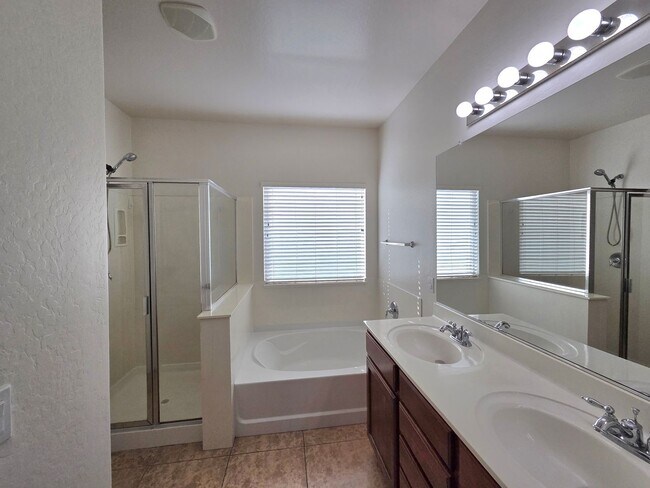 Building Photo - Beautiful 4 Bed/2 Bath in Goodyear!