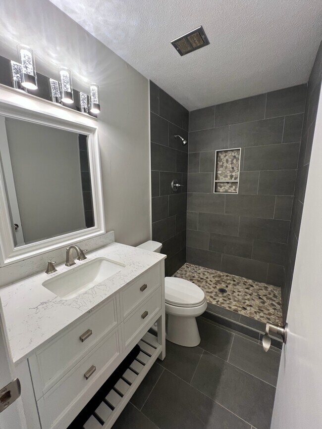 Building Photo - 150 Chinquapin Way