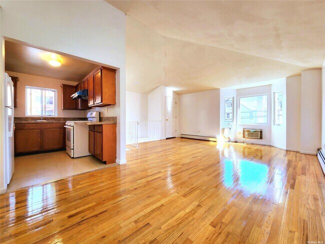 Building Photo - 96-03-96-91 91st Ave