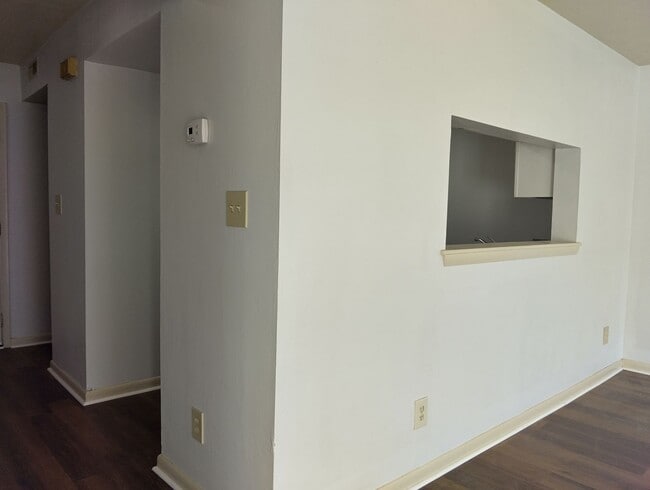 Building Photo - Light filled 3bd/1.5ba with hardwood throughout