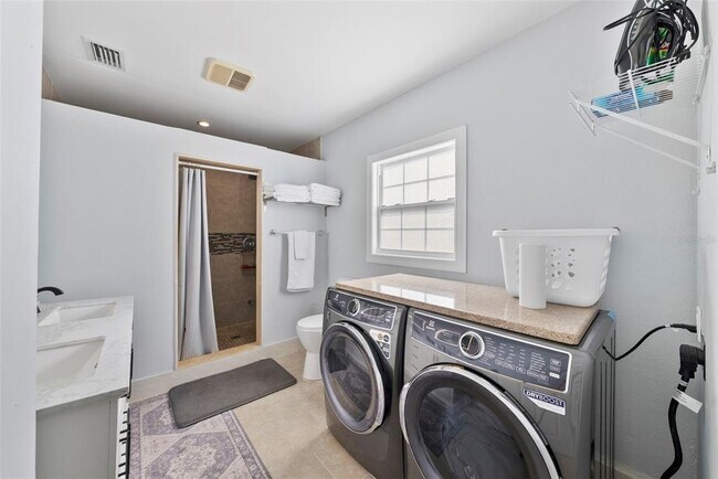 Building Photo - 204 44th Ave