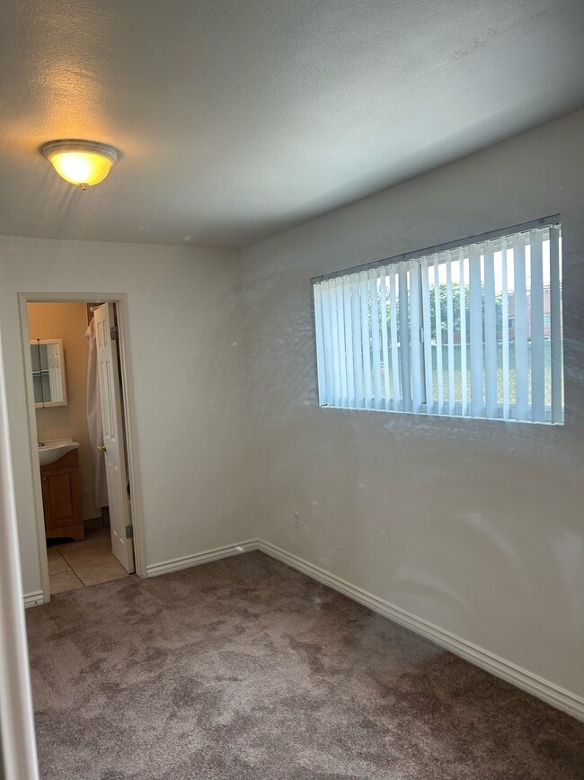 Master bedroom - 5941 Kingman Ave