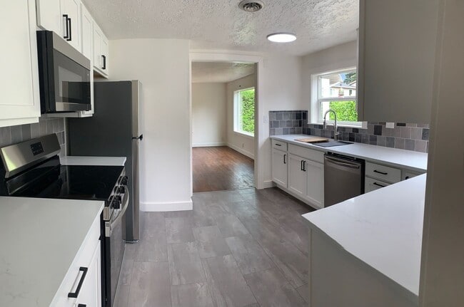 Building Photo - Updated, One Level Home with Two Bedrooms & One Bathroom, and Fully-Fenced Back Yard!