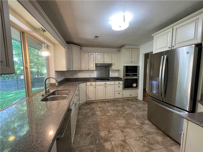 Building Photo - Gorgeous 3-Bed, 2.5-Bath Retreat Near Veterans Park