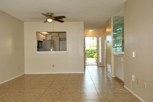 Building Photo - Spacious 2bd 2bth home with bonus room!