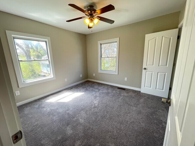 Building Photo - 414 1st Ave