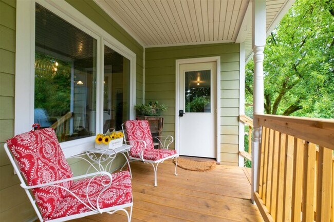 Building Photo - Beautifully Renovated 5 Bedroom Farmhouse outside of Newberg