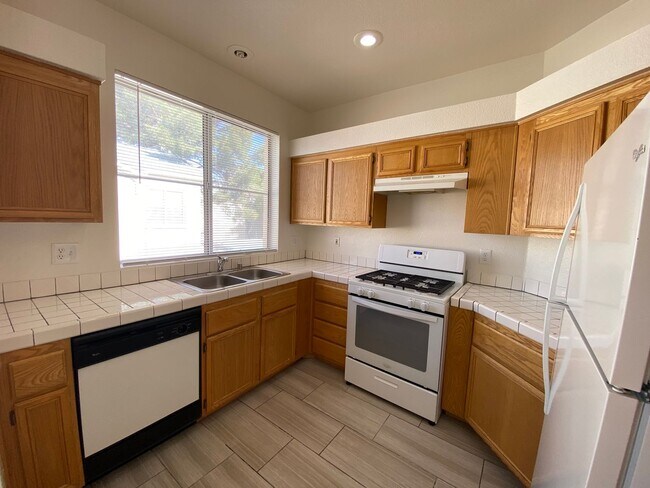 Building Photo - 1 Bedroom Condo - W Tropicana/Decatur - 2nd floor unit.