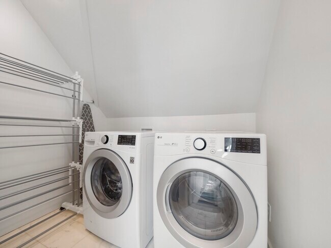 Building Photo - 2240 Wroxton Rd