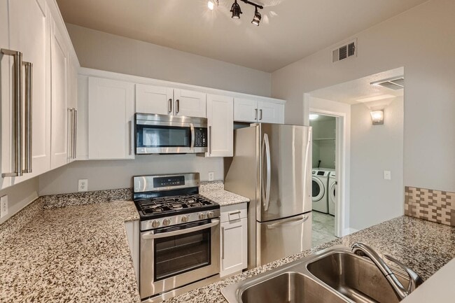 Building Photo - HIGHLY DESIRABLE UPGRADED ONE BEDROOM COND...