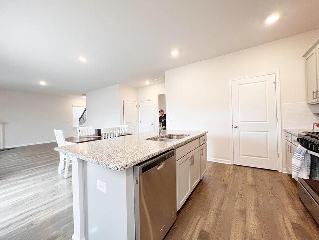 Building Photo - 125 Lily Pond Pl