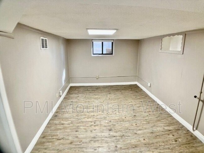 Building Photo - 555 E 3rd Ave