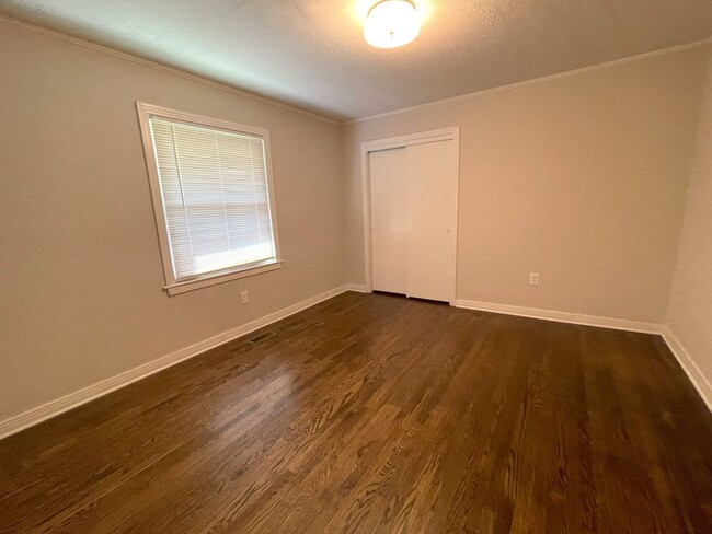 Building Photo - Stylishly Renovated & Prime Location!
