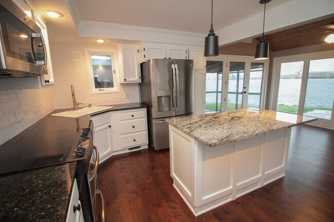 Building Photo - Lake Minnetonka Lakeshore!!