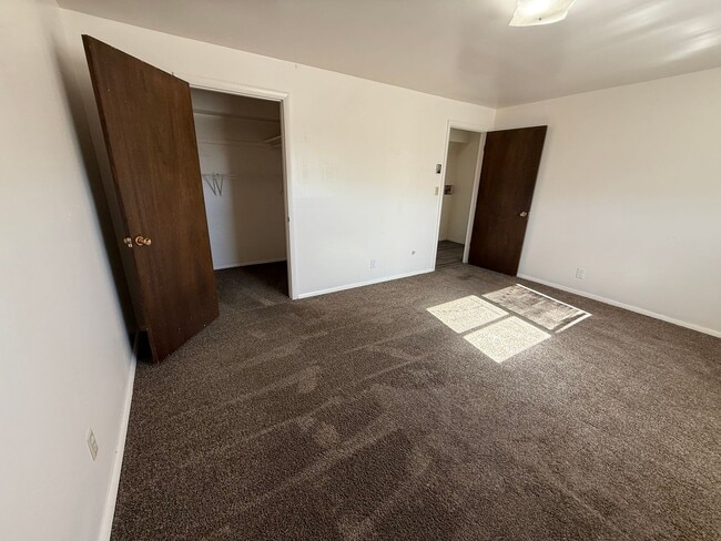 Building Photo - CS-1070 E 800 N