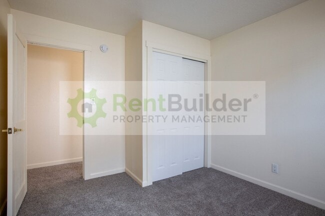 Building Photo - 10101 La Paz Dr