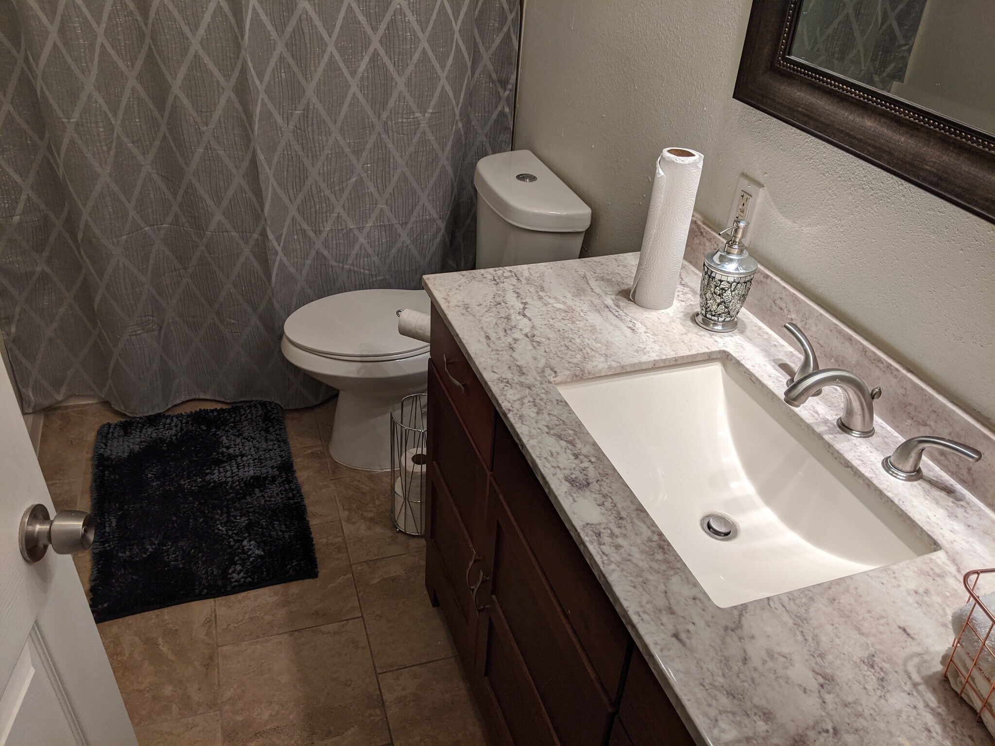 Main bathroom - 2733 Amelia St