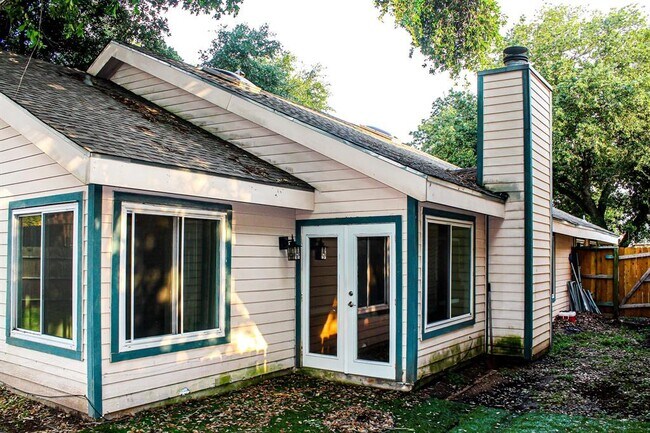 Building Photo - 19734 Lake Hollow Ln