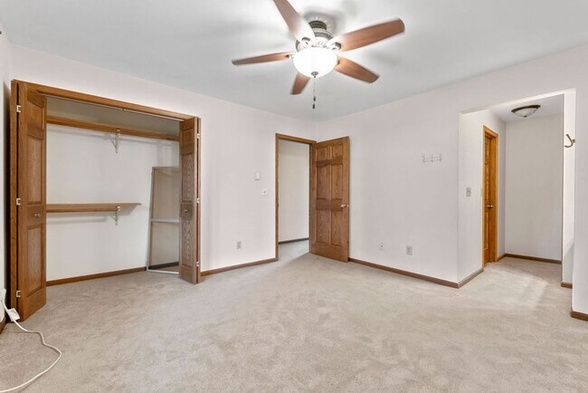 Building Photo - Perfect Townhome with Garage. PETS WELCOME