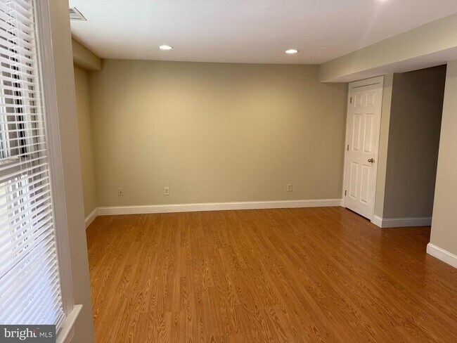 Building Photo - 101 King St