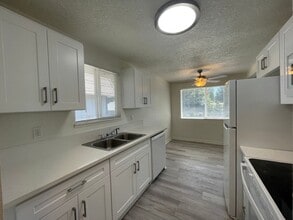 Building Photo - Spacious 2 Bed 1.5 Bath Apartment in Gresham - Newly Renovated w/ Washer & Dryer!