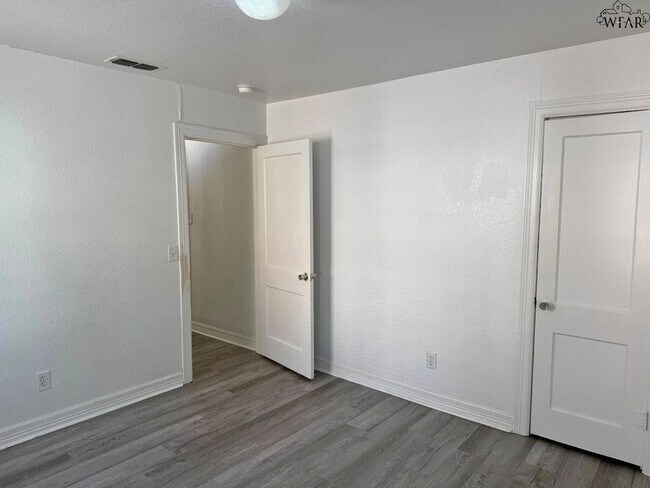 Building Photo - 1604 Blonde St