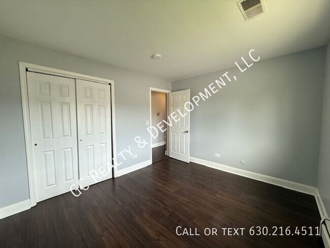 Building Photo - 1044 S York Rd