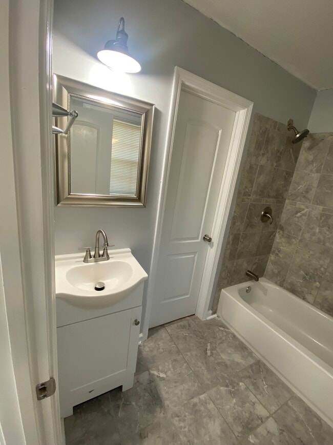 Building Photo - 2206 Emerson Pl