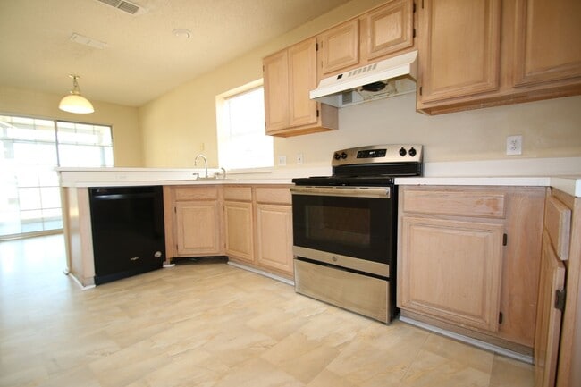 Building Photo - Stunning 4BR/2.5BA South Fort Worth Gem with Sun Room & 2-Car Garage!