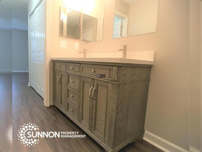 Building Photo - Beautiful End Unit Townhome in Mallard Creek!