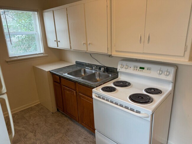 Building Photo - Cozy Two Bedroom Home!