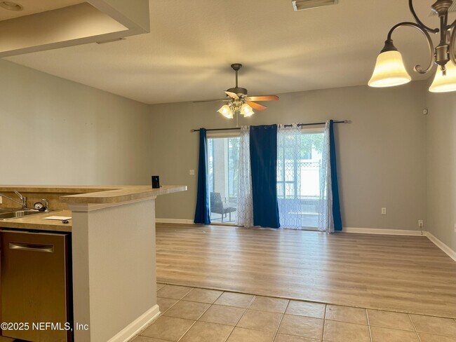 Building Photo - 580 Crystal Way