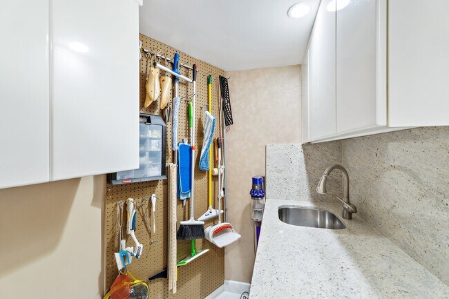 Building Photo - 100 Lakeshore Dr