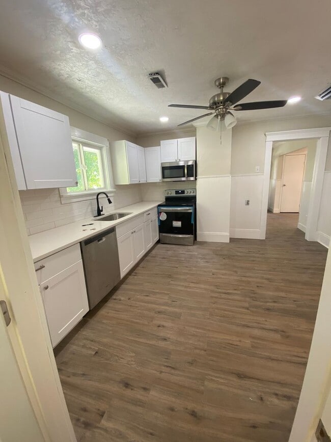 Building Photo - Amazingly Located Home