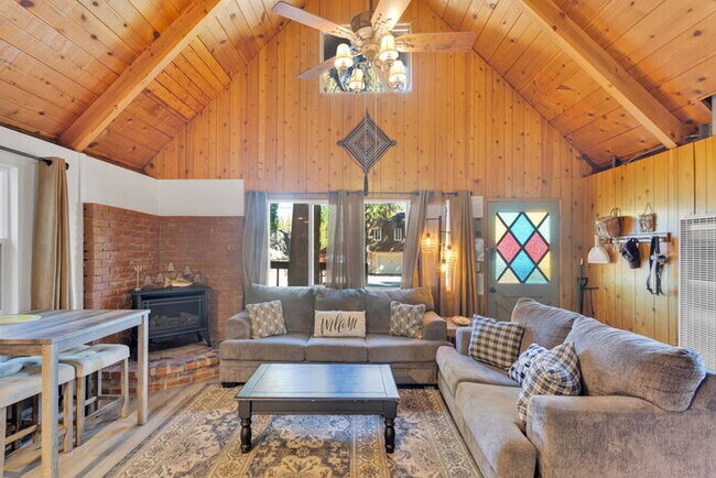 Building Photo - Remodeled 2 Bed / 1 Bath Near Bear Mountain & Golf Course