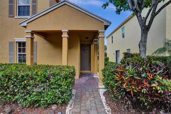 Building Photo - 2057 SE Avon Park Dr