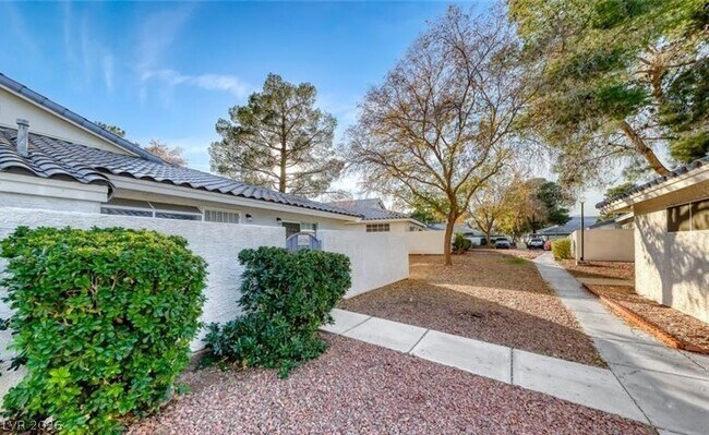 Building Photo - 2116 Willowbury Dr