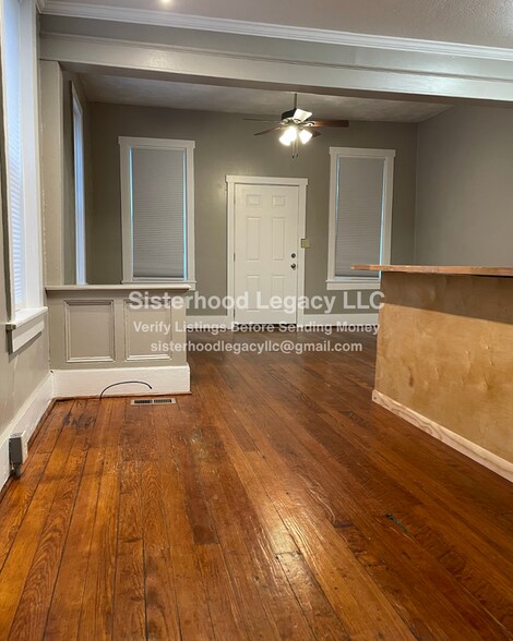 Building Photo - 838 S Oak St
