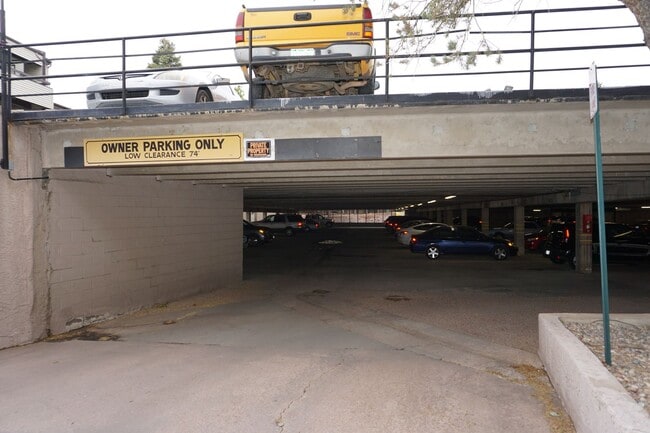 Building Photo - 3 Bedroom Rockrimmon Condo, NO DEPOSIT AND...