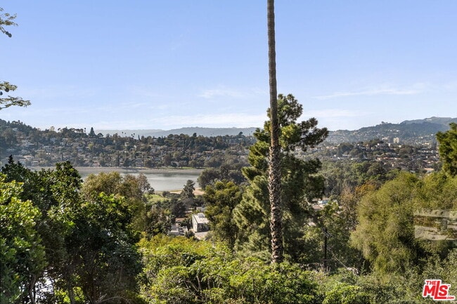 Building Photo - 2335 Silver Ridge Ave