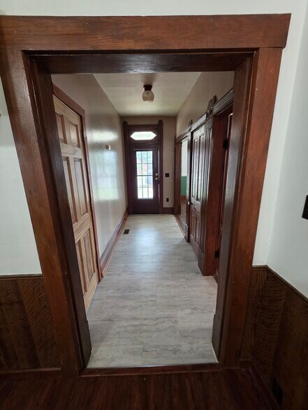 Bottom Unit Entry - 122 W Broadway St