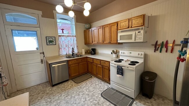 Building Photo - 155 E 12th St