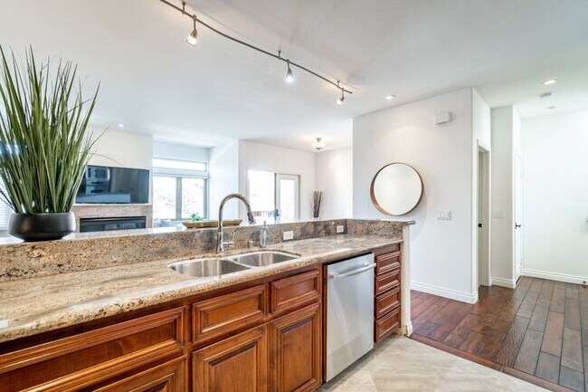 Building Photo - 109 W Montecito Wy