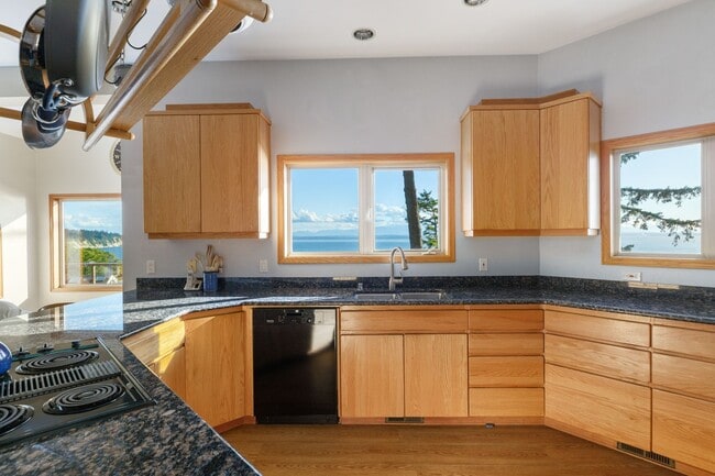 Building Photo - One Acre of Gorgeous Views and a Spacious ...