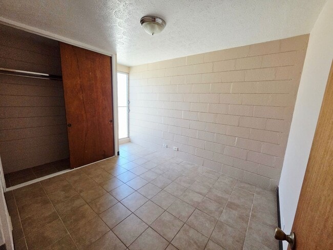 Building Photo - McCully/Moiliili - Near UH, Waikiki, Shopping & Restaurants