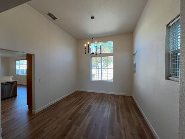 Building Photo - 5 bedroom home located in Sylvan School District!