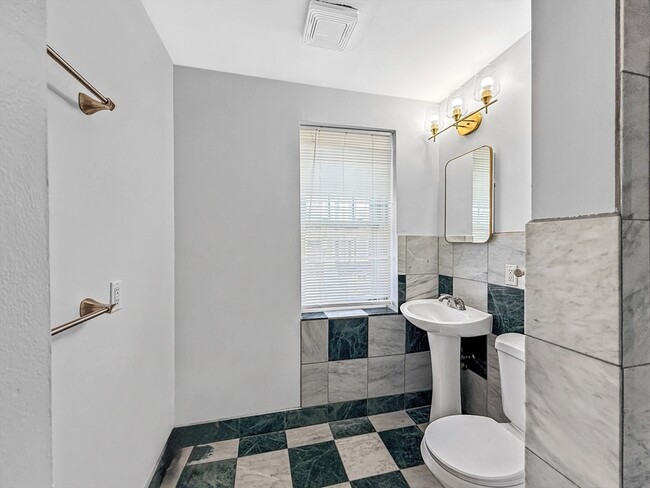 Building Photo - 17 Suffolk St