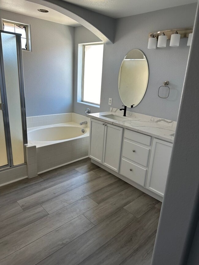 Building Photo - Newly Renovated 4 bedroom, 3 Bath with Pool