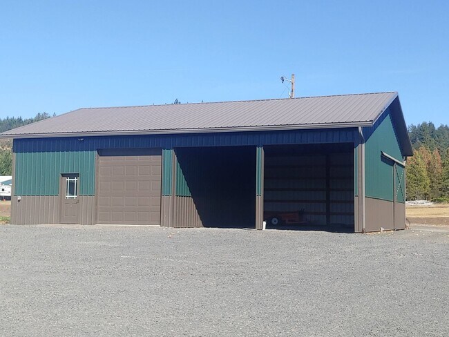 Building Photo - Custom built 3 bedroom, 2.5 bath home with...