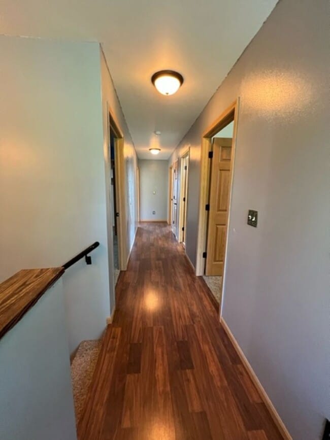 Building Photo - BEAUTIFUL & SPACIOUS 4 BEDROOM/2.5 BATH DU...